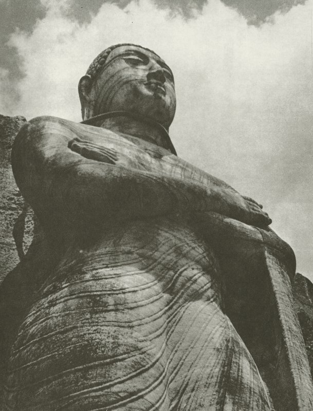 Ananda, Gal-Vihare (foto en blanco y negro) de Lionel Wendt