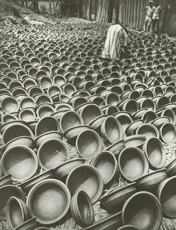 En la alfarería (foto en blanco y negro) de Lionel Wendt