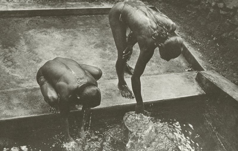 En el pozo (foto en blanco y negro) de Lionel Wendt
