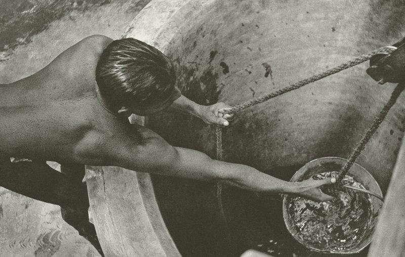 En el pozo (foto en blanco y negro) de Lionel Wendt