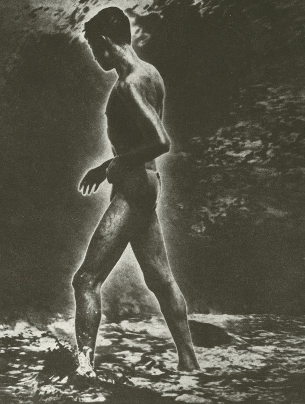 Niño y ola (foto en blanco y negro) de Lionel Wendt