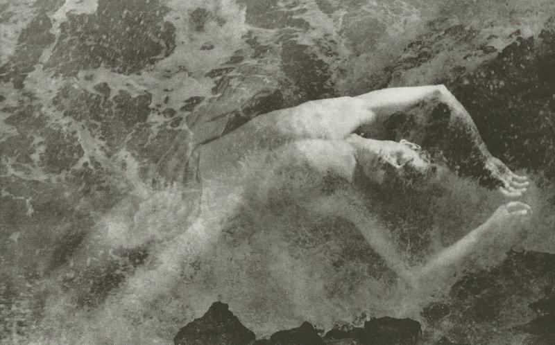 Niño del océano (foto en blanco y negro) de Lionel Wendt