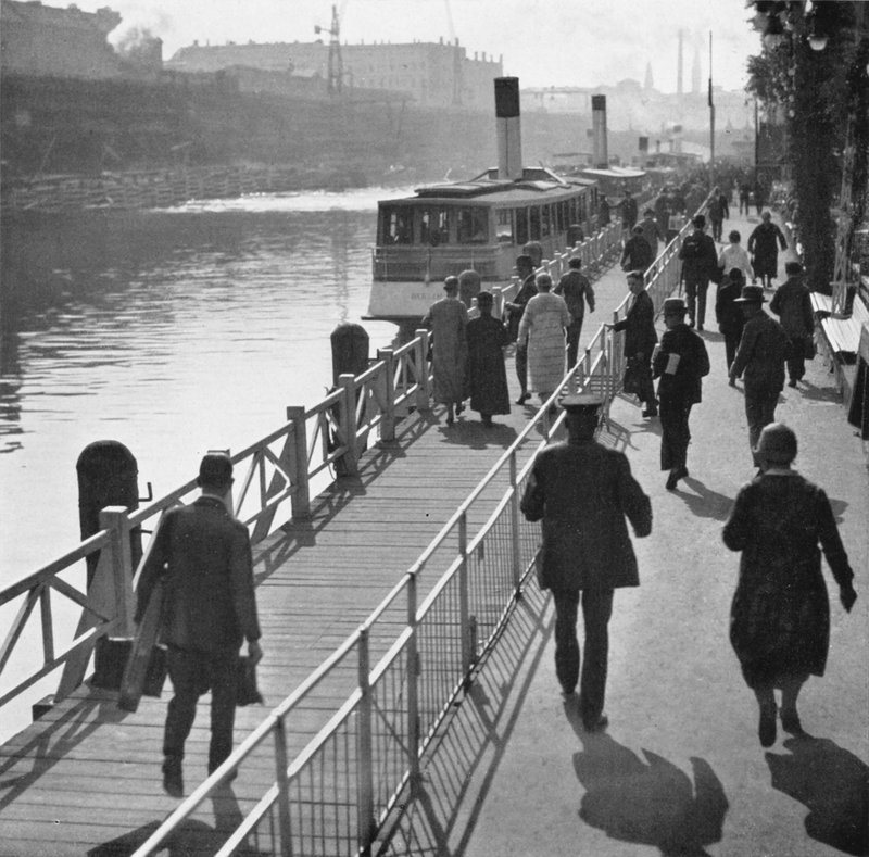 Berlín: En el puente de Jannowitz; Puente de Jannowitz (foto en blanco y negro) de Mario Bucovich