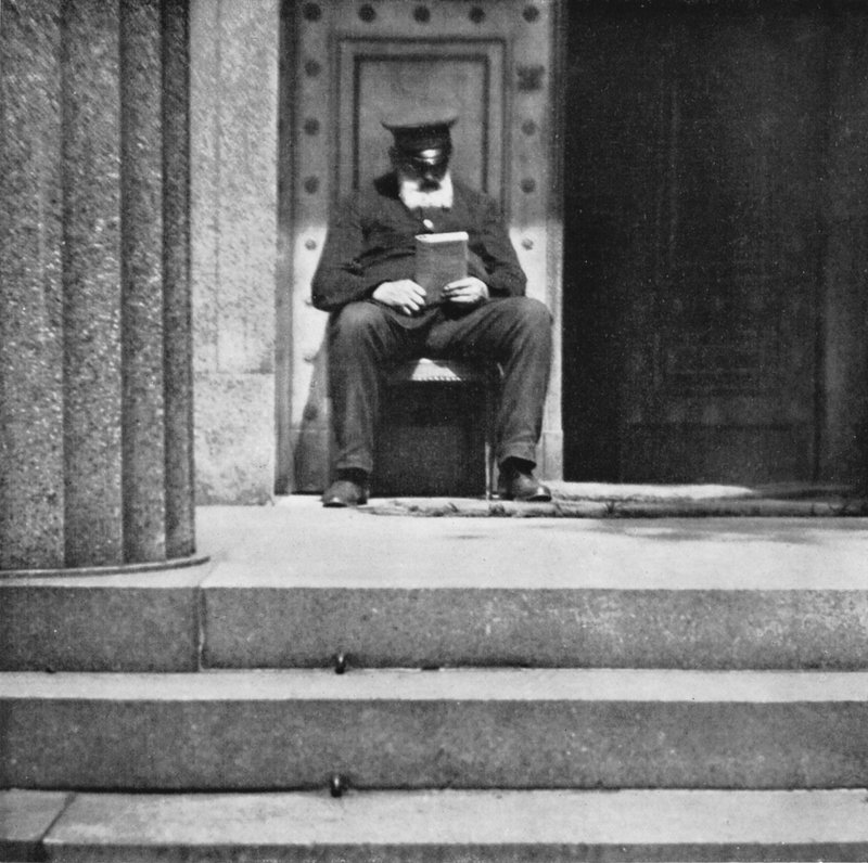 Berlín: Der Pfortner; Porter (foto b/n) de Mario Bucovich