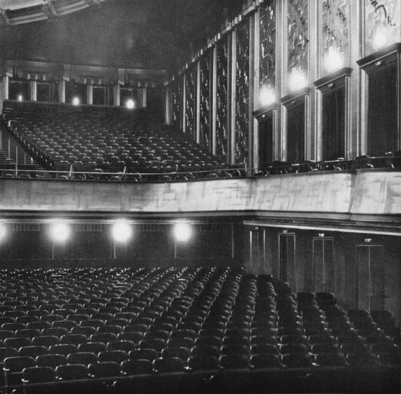 Berlín: Atrio del Filmpalast, parte del auditorio; Atrio del Palacio del Cine, parte del auditorio (foto b/n) de Mario Bucovich