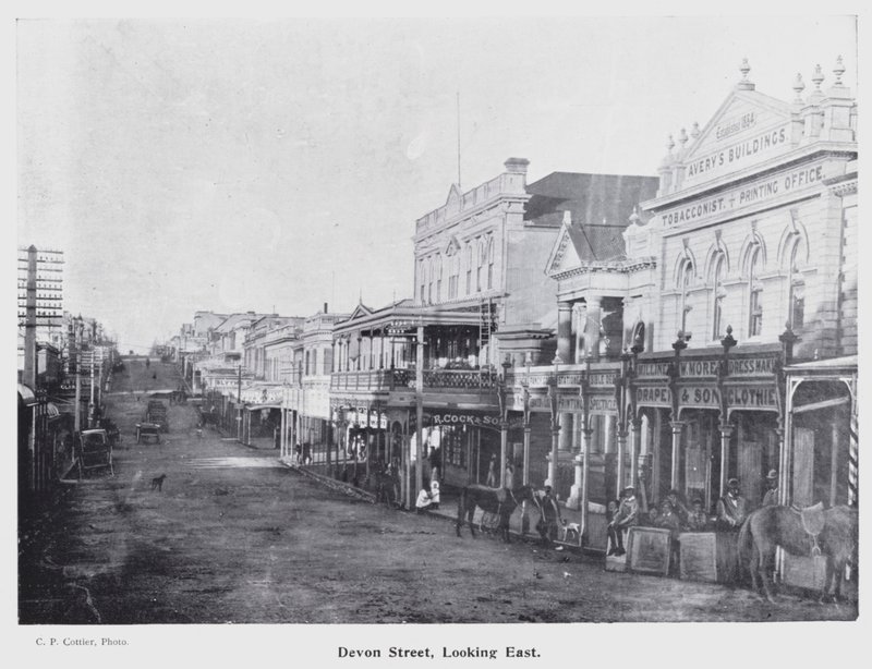 New Plymouth, Nueva Zelanda: Calle Devon, Mirando al Este (foto en blanco y negro) de New Zealand Photographer