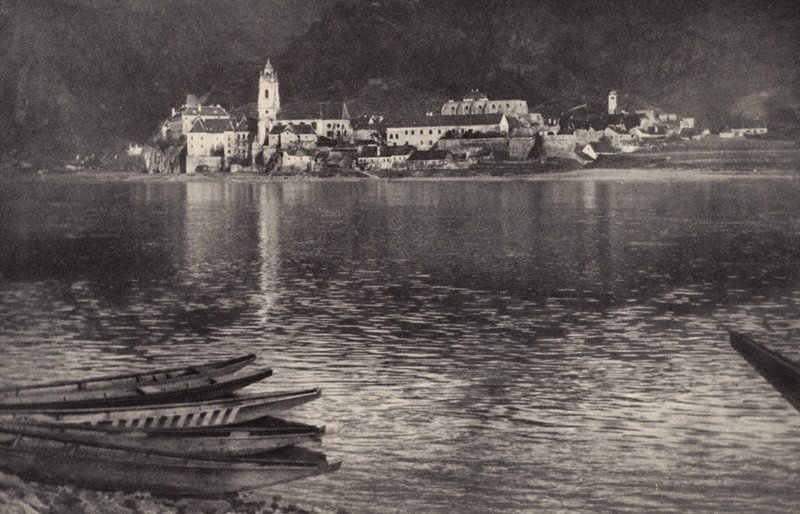 En el Danubio (foto b/n) de Nichol Elliot