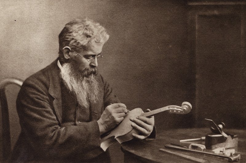 El fabricante de violines (foto en blanco y negro) de Nichol Elliot