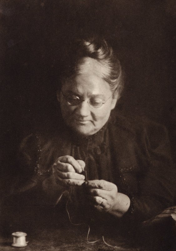 "Enhebrar la aguja" (foto en blanco y negro) de Nichol Elliot