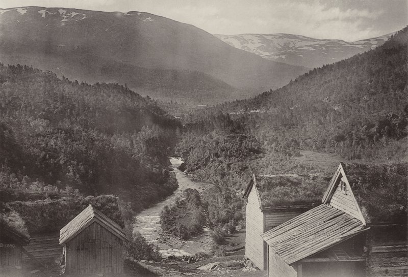 Mirando hacia el este desde Stalheim Hotel (fotografía en b/n) de Norwegian Photographer