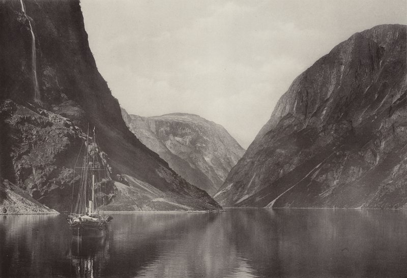 El fiordo Naerofjord desde el hotel Vikingvang (fotografía en b/n) de Norwegian Photographer
