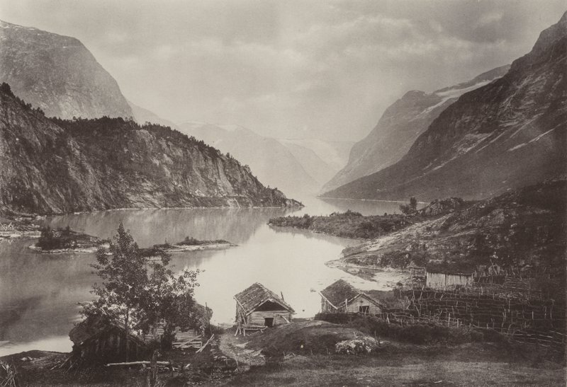 Vista del lago Loen, Nordfjord (fotografía en b/n) de Norwegian Photographer