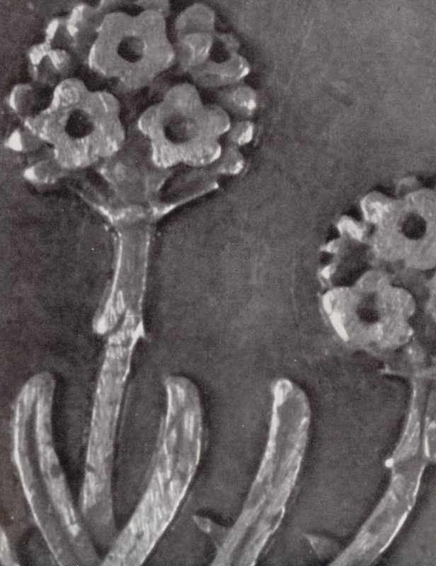 Detalle de una moneda de tres peniques (fotografía en blanco y negro) de Paul Henning