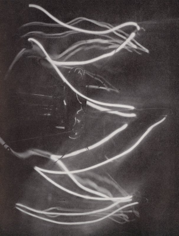 Filamento de una bombilla (fotografía en blanco y negro) de Paul Henning