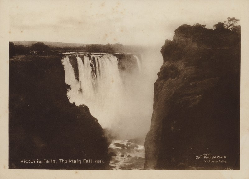 Victoria Falls, The Main Fall (foto en blanco y negro) de Percy M. Clark