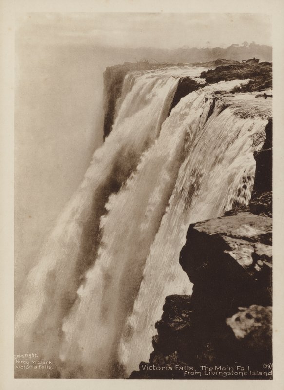 Cataratas Victoria, la catarata principal desde la isla de Livingstone (foto en blanco y negro) de Percy M. Clark