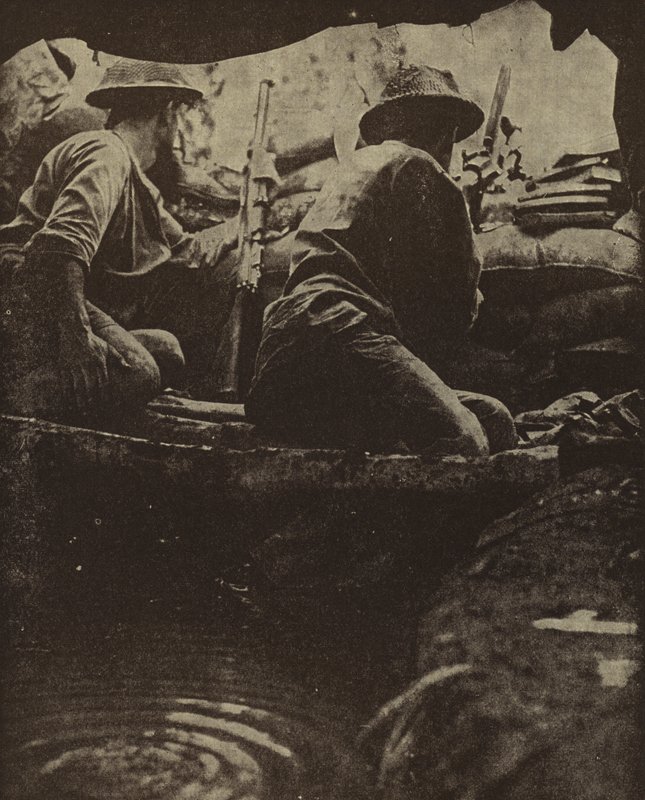 Soldados australianos en una trinchera llena de agua, Sanananda, Nueva Guinea, Segunda Guerra Mundial de Photographer Australian