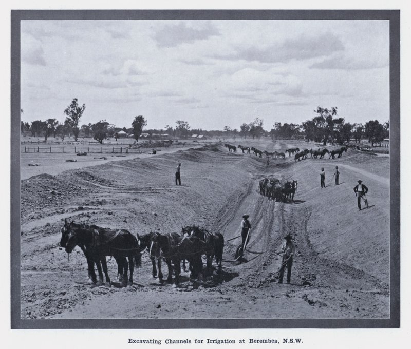 Excavando canales para riego en Berembea, NSW de Photographer Australian