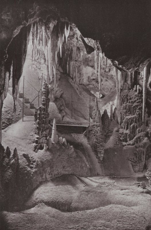 Escena en las famosas Cuevas de Jenolan, Nueva Gales del Sur (foto en b/n) de Photographer Australian