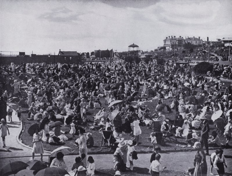Playa de St Kilda, el popular balneario de Melbourne, mostrando los jardines de Photographer Australian