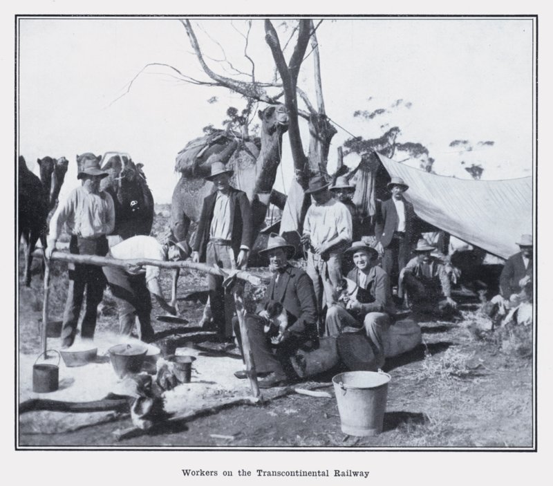 Trabajadores en el ferrocarril transcontinental de Photographer Australian