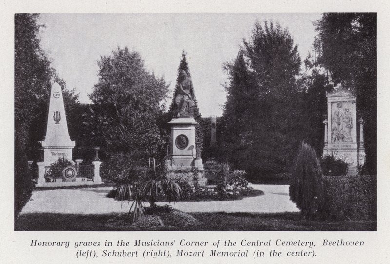 Tumbas honorarias en el Rincón de los Músicos del Cementerio Central, Beethoven (izquierda), Schubert (derecha), Memorial de Mozart (en el centro) de Photographer Austrian