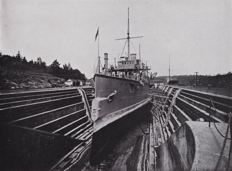 HMS "Flora," en el muelle, Esquimalt, Columbia Británica (foto en b/n) de Photographer Canadian