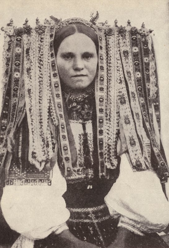 Mujer checa con un tocado de cintas donde cada cinta denota un pretendiente que rechazó en matrimonio de Photographer Czech