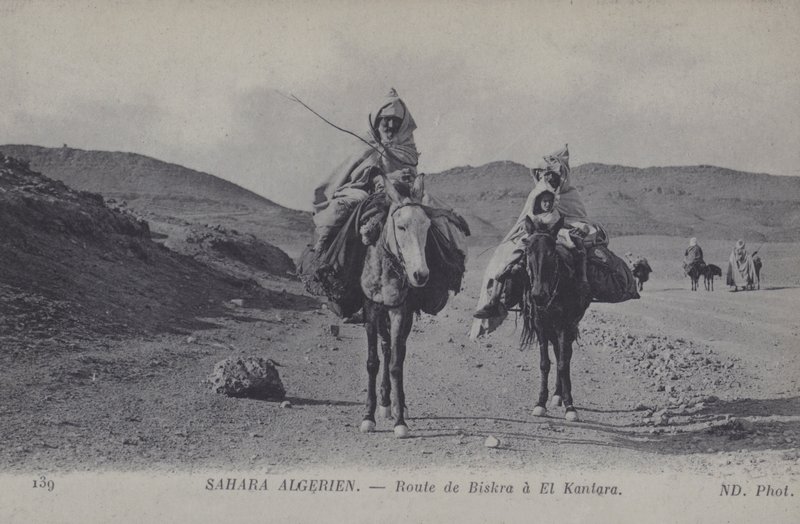 Viajeros en el Sahara argelino en la carretera de Biskra a El Kantara de Photographer French