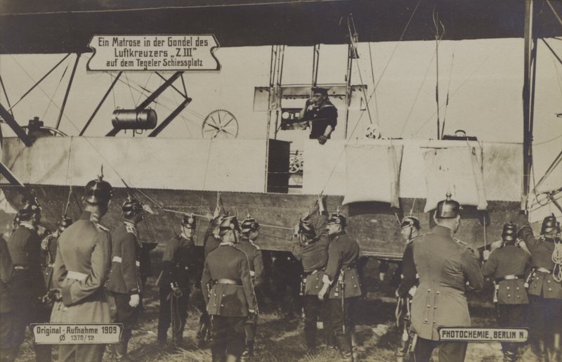 Un marinero en la góndola del Zeppelin LZ III en el campo de tiro de Tegel, Berlín de Photographer German