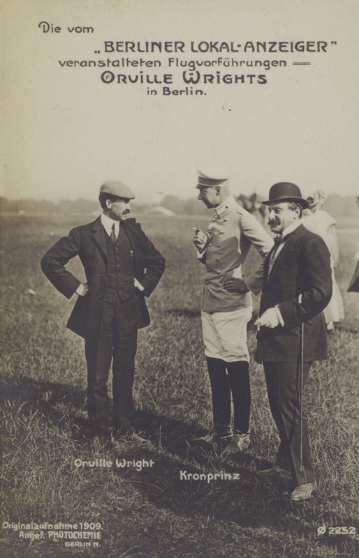 El aviador estadounidense Orville Wright conversando con el Príncipe Heredero Guillermo de Alemania durante una visita a Berlín de Photographer German