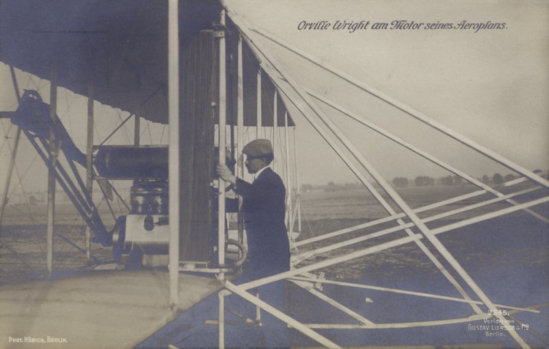 Aviador estadounidense Orville Wright inspeccionando el motor de su avión de Photographer German