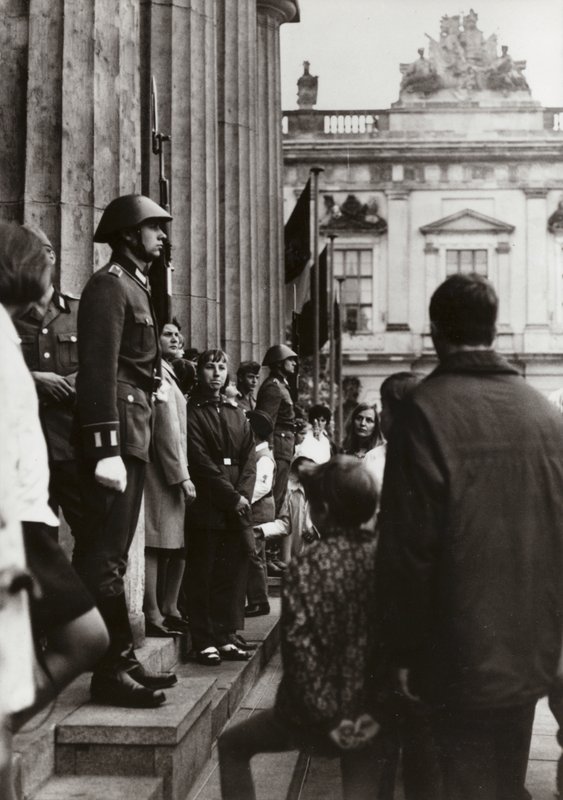 En el Memorial a las Víctimas del Fascismo y Militarismo, soldados del Ejército Popular Nacional honran a los pioneros de la paz y el socialismo (foto en blanco y negro) de Photographer German