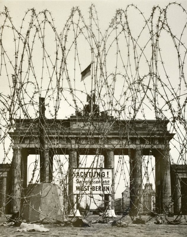 Alambre de púas frente a la Puerta de Brandeburgo, Berlín, Alemania, durante la ocupación aliada de la ciudad después de la Segunda Guerra Mundial de Photographer German