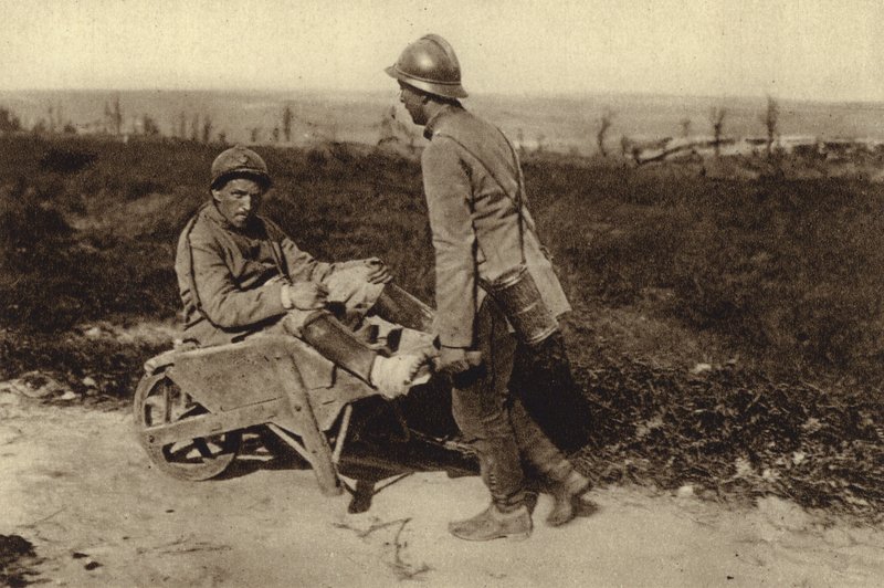 Soldado francés capturado transportando a su camarada herido en una carretilla, Primera Guerra Mundial de Photographer German