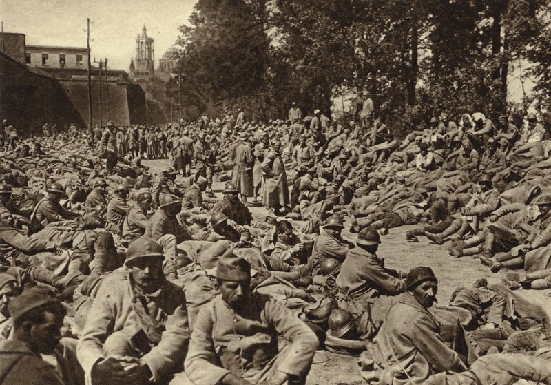 Punto de recolección en la ciudadela de Laon, Francia, para prisioneros franceses capturados en la Ofensiva de Primavera alemana, Primera Guerra Mundial de Photographer German