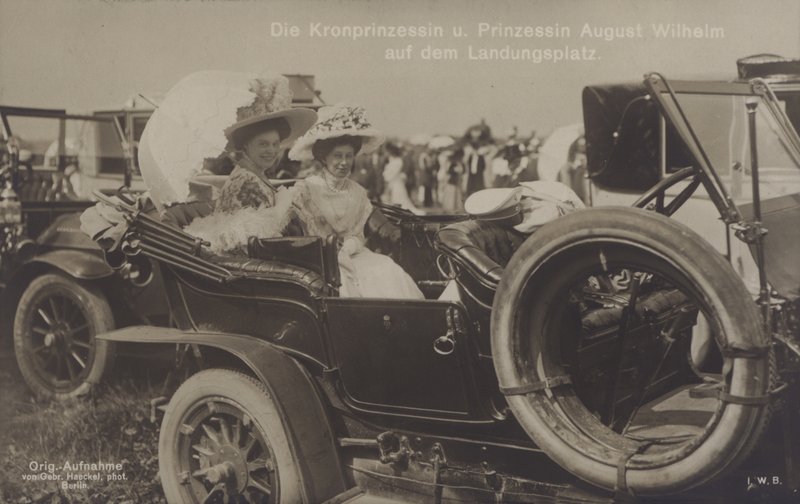 La princesa heredera Cecilie y la princesa August Wilhelm de Alemania en un campo de aterrizaje de Zeppelin de Photographer German