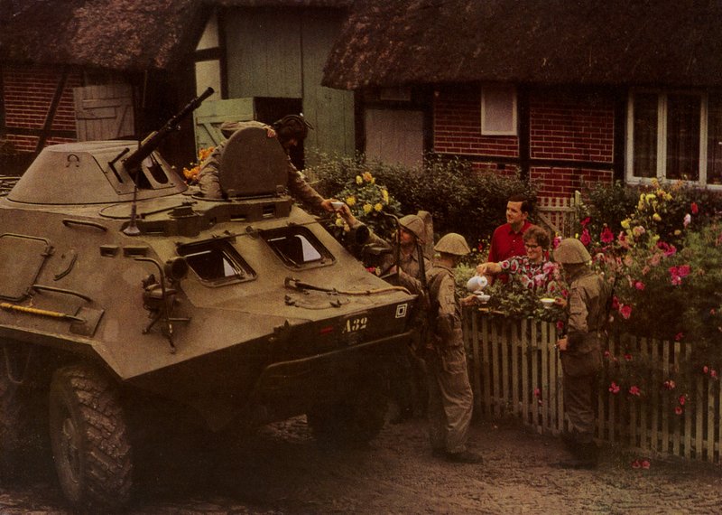Durante un descanso en una marcha, los soldados del Ejército Popular Nacional son recibidos cordialmente por los habitantes de Photographer German