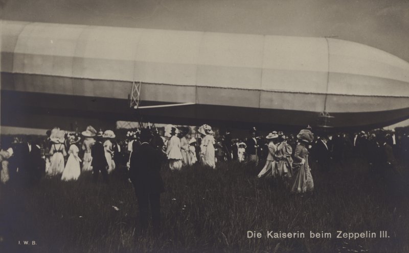 Emperatriz Victoria Augusta de Alemania con el Zeppelin LZ III de Photographer German