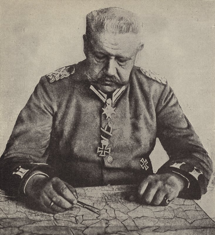 Mariscal de campo von Hindenburg estudiando un mapa de Photographer German