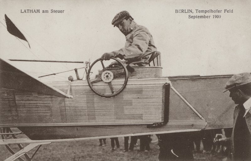 Aviador francés Hubert Latham en los controles de su avión, aeródromo de Tempelhof, Berlín, septiembre de 1909 de Photographer German