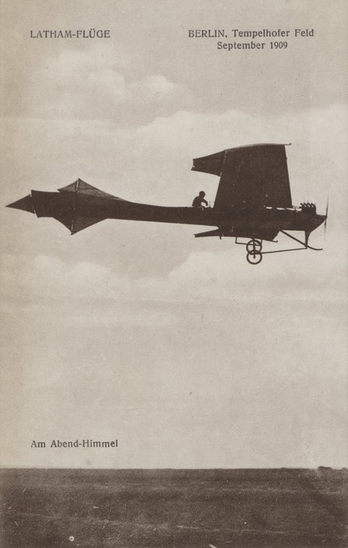 El aviador francés Hubert Latham sobrevolando el aeródromo de Tempelhof, Berlín, septiembre 1909 de Photographer German