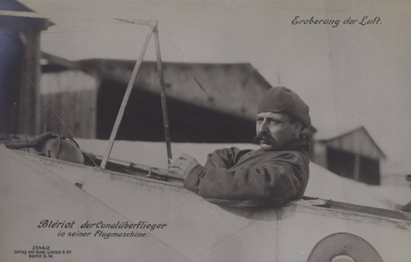 Aviador francés Louis Bleriot, el primero en volar a través del Canal de la Mancha, en su monoplano de Photographer German