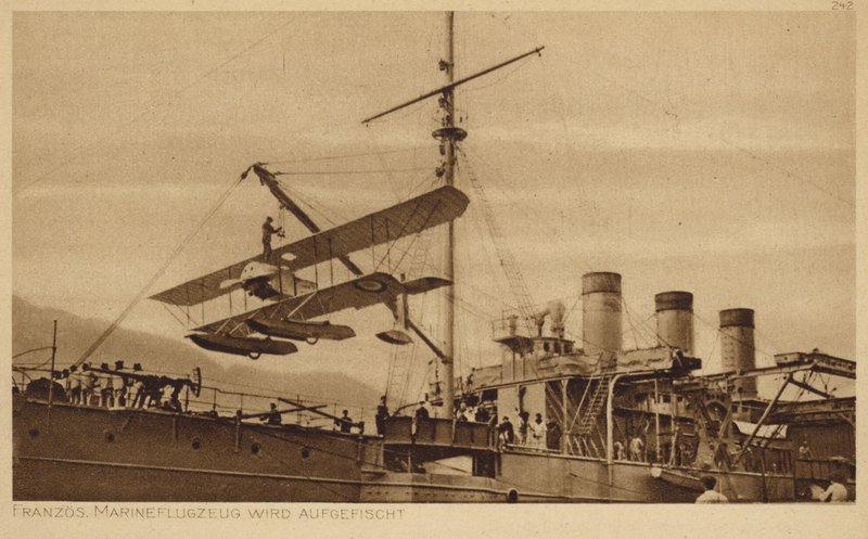 Avión naval francés siendo levantado a un barco de Photographer German