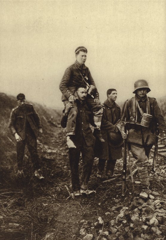 Infante alemán con una herida en la pierna siendo llevado del campo de batalla por prisioneros británicos, Primera Guerra Mundial de Photographer German