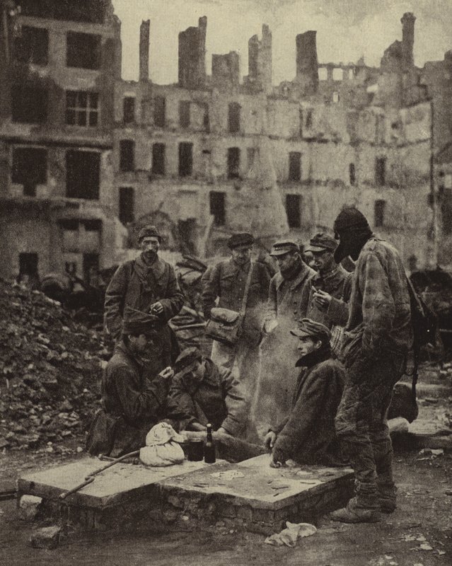 Prisioneros de guerra alemanes liberados de la cautividad en la Unión Soviética entre las ruinas de Berlín de Photographer German
