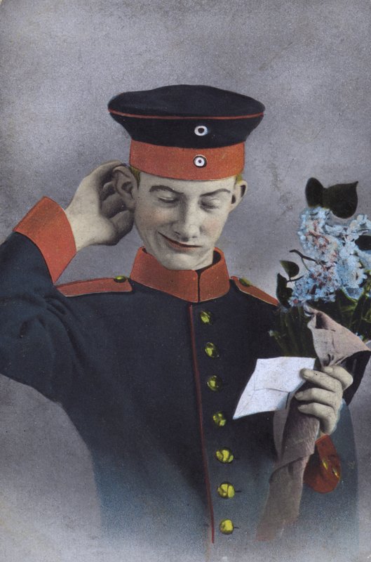 Soldado alemán sosteniendo una nota y un ramo de flores de Photographer German