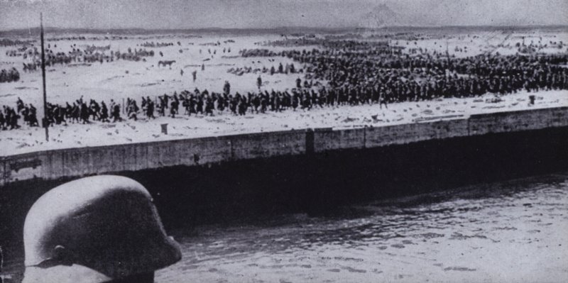 Soldado alemán vigilando prisioneros aliados en la playa de Dunkerque, Francia, Segunda Guerra Mundial, junio de 1940 de Photographer German