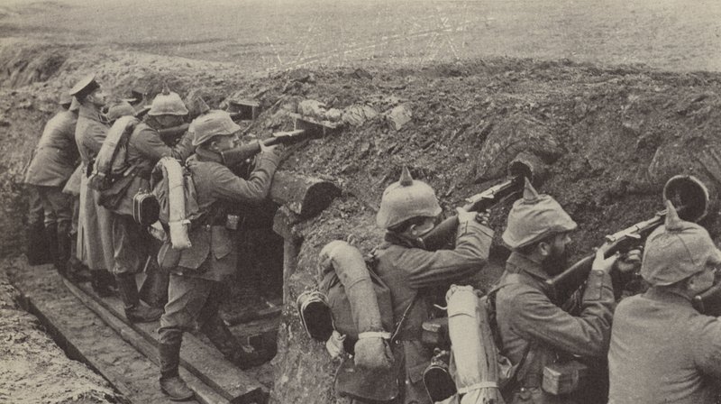 Soldados alemanes en las trincheras en Flandes disparando a través de agujeros hechos con pequeñas cajas de madera y tuberías de alcantarillado de Photographer German