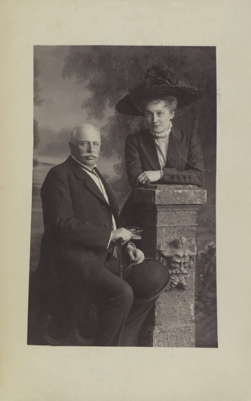 Graf Ferdinand von Zeppelin, diseñador y constructor de dirigibles alemán, y su esposa Isabella de Photographer German